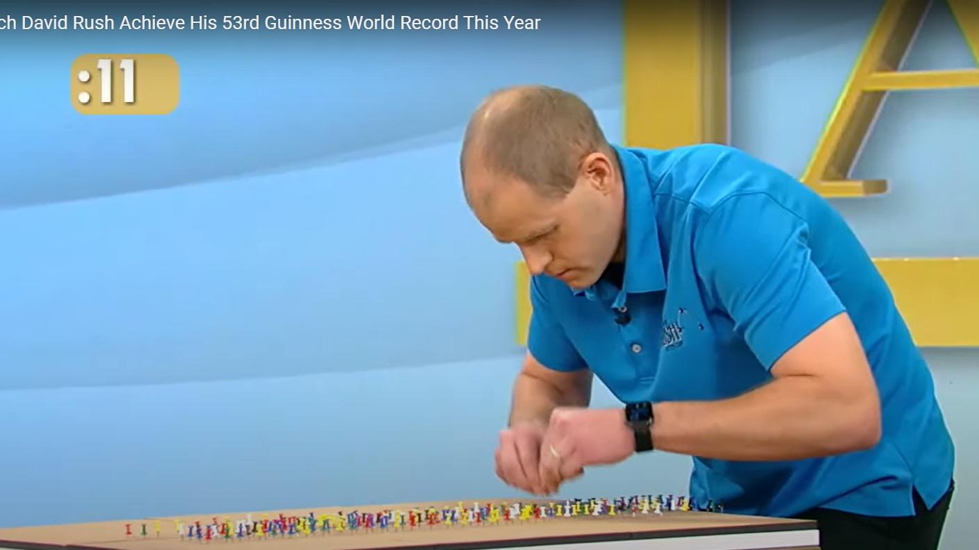 David Rush在1分鐘內用雙手將180 粒圖釘推入木板。(YouTube)