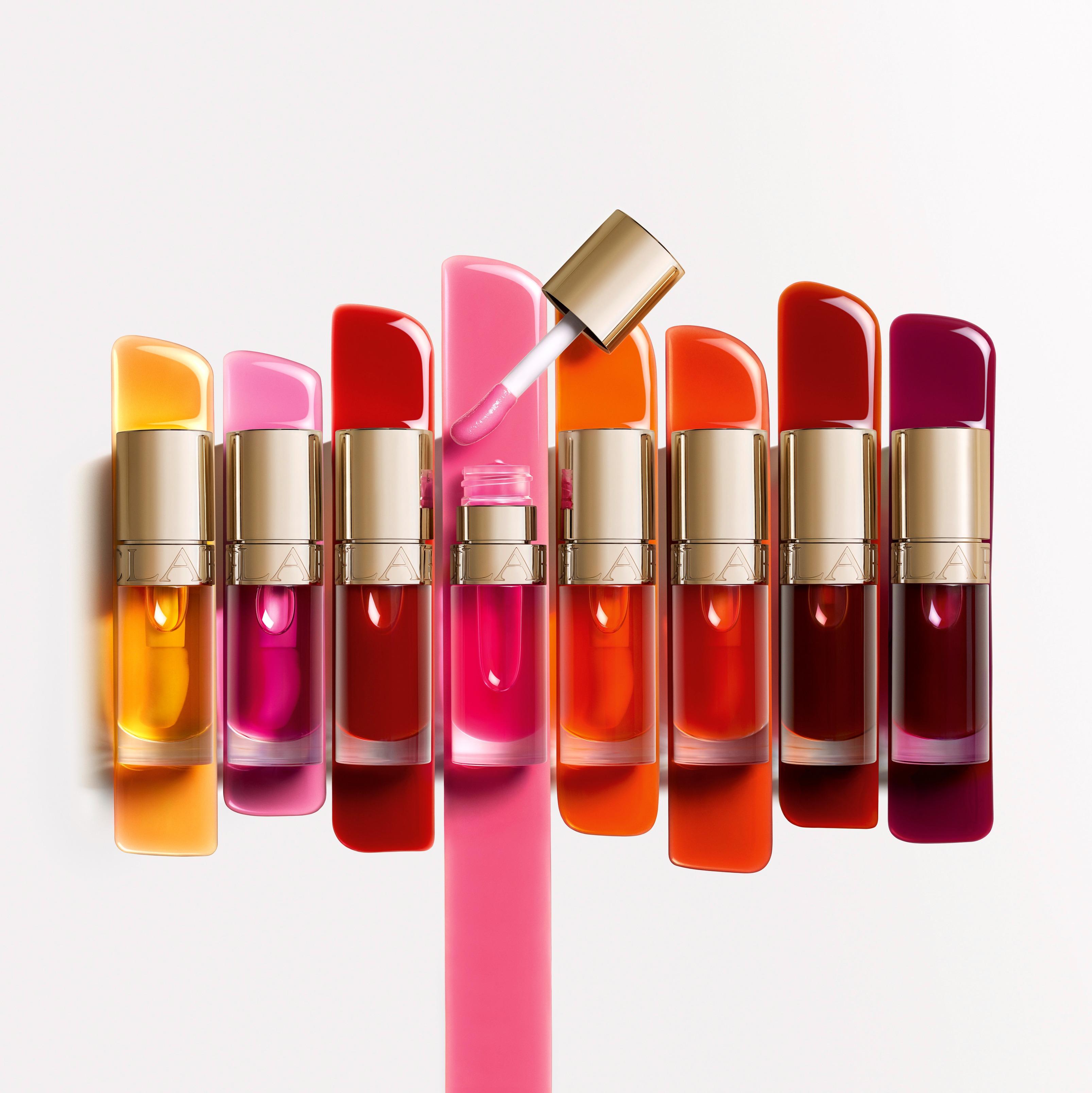 母親節2022禮物推介|CLARINS 升級版凝亮護唇油 $230/7ml 升級版加入有機玫瑰精油,能調節唇部水油失衡問題,深層滋潤雙唇、撫平乾紋及增強潤澤感,並提供抗污染保護。智能色素能感應咀唇肌膚pH值及濕度,顯現各人獨有的唇妝色調,01蜂蜜 honey更可作睡前或妝前唇膜使用,改善脫皮唇紋。