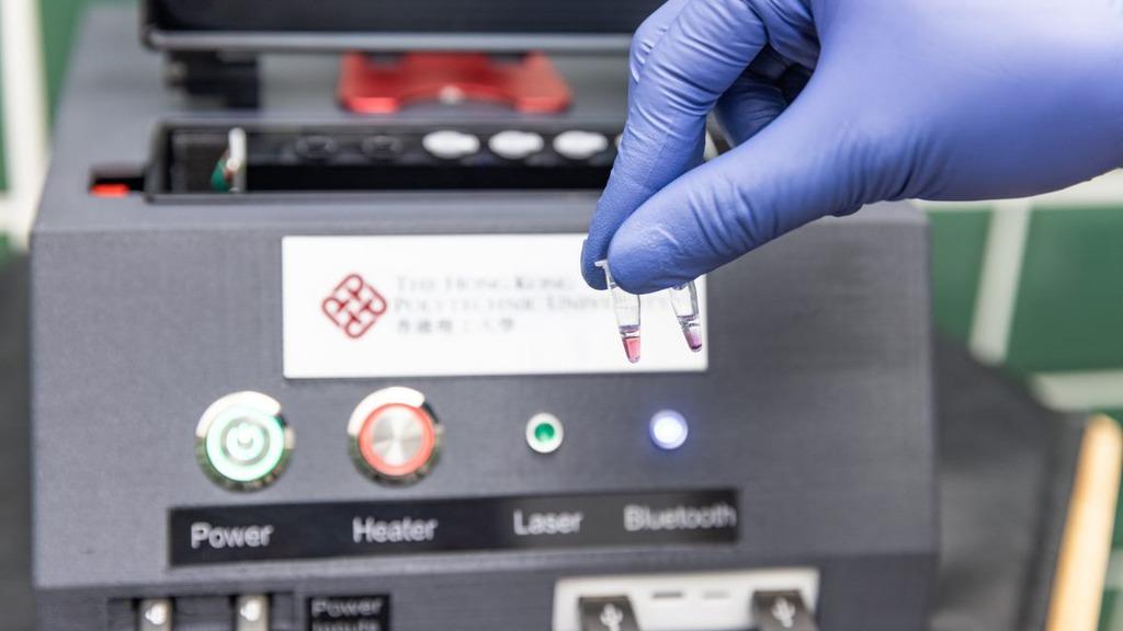 檢儀器利用「恆溫環狀擴增法」及「金納米粒子」,透過光學反應進行病毒測試,若樣本對病毒呈陽性,金納米粒子會沉澱,憑肉眼亦可辨識。