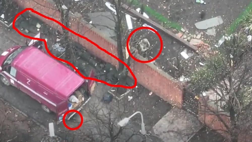 俄兵躲在牆邊及車底。(Twitter)