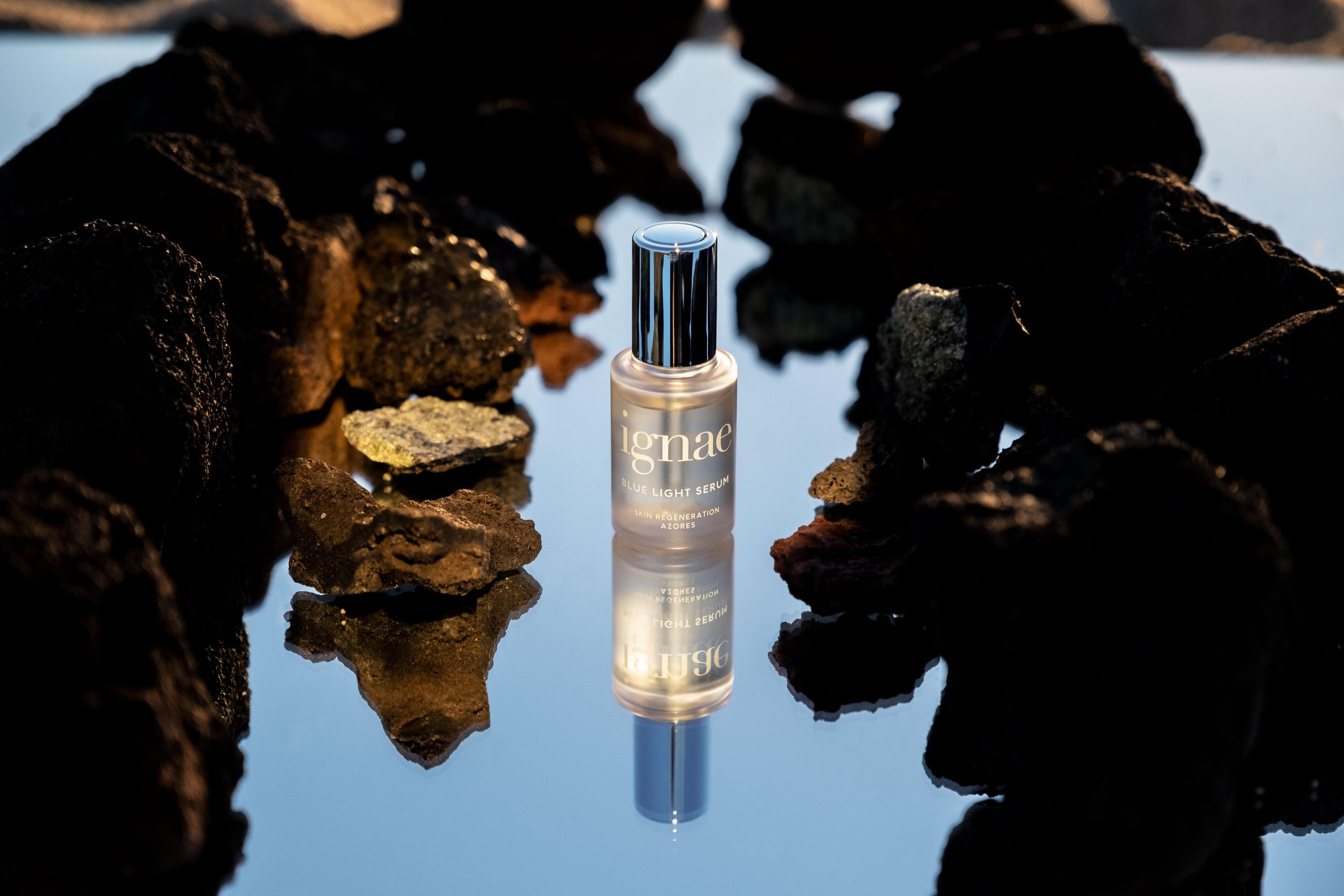 母親節2022禮物推介|ignae 抗藍光精華液 $1,040/30ml 都巿人手機不離手,上班又常使用電腦,肌膚長期暴露於藍光下。精華液可修復受強度藍光波(高至446納米)破壞的肌膚,同時保護細胞,抵抗外間污染UVA、UVB、紅外線-A幅射及酷熱等影響,金盞花等活性因子更能減少汽車廢氣及吸煙引起的炎症。