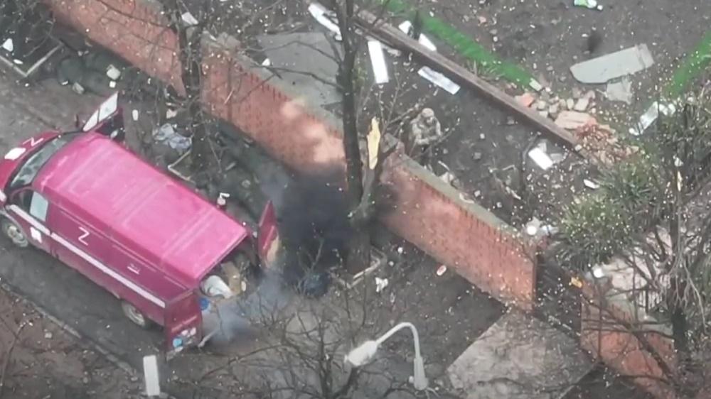 車底俄兵將手榴彈拋向隊友爆炸。(Twitter)