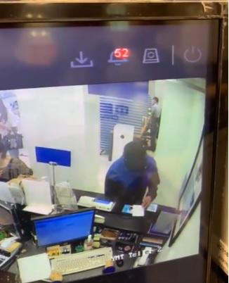 持槍漢劫旺角銀行掠走萬元 警接報圍捕劫匪 (有片)