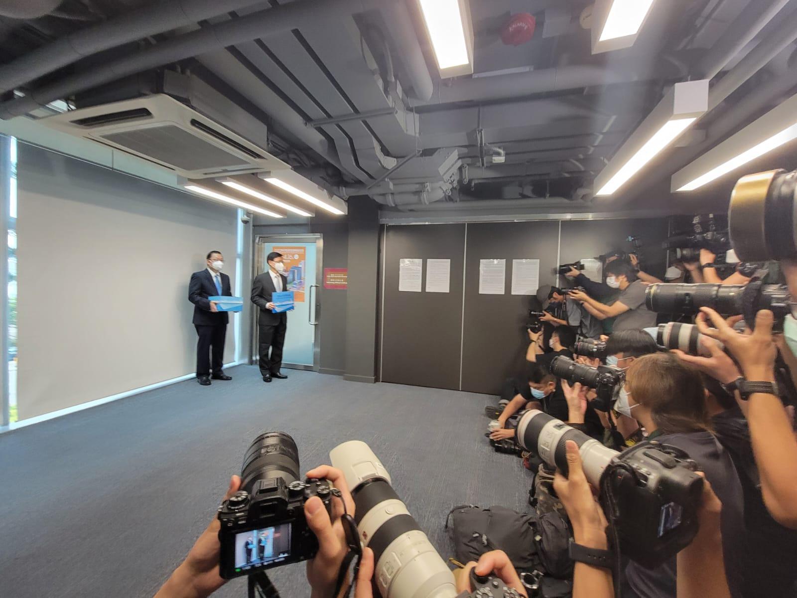 李家超在競選辦主任譚耀忠陪同下,今早到中環交提名表格。(林俊源攝)