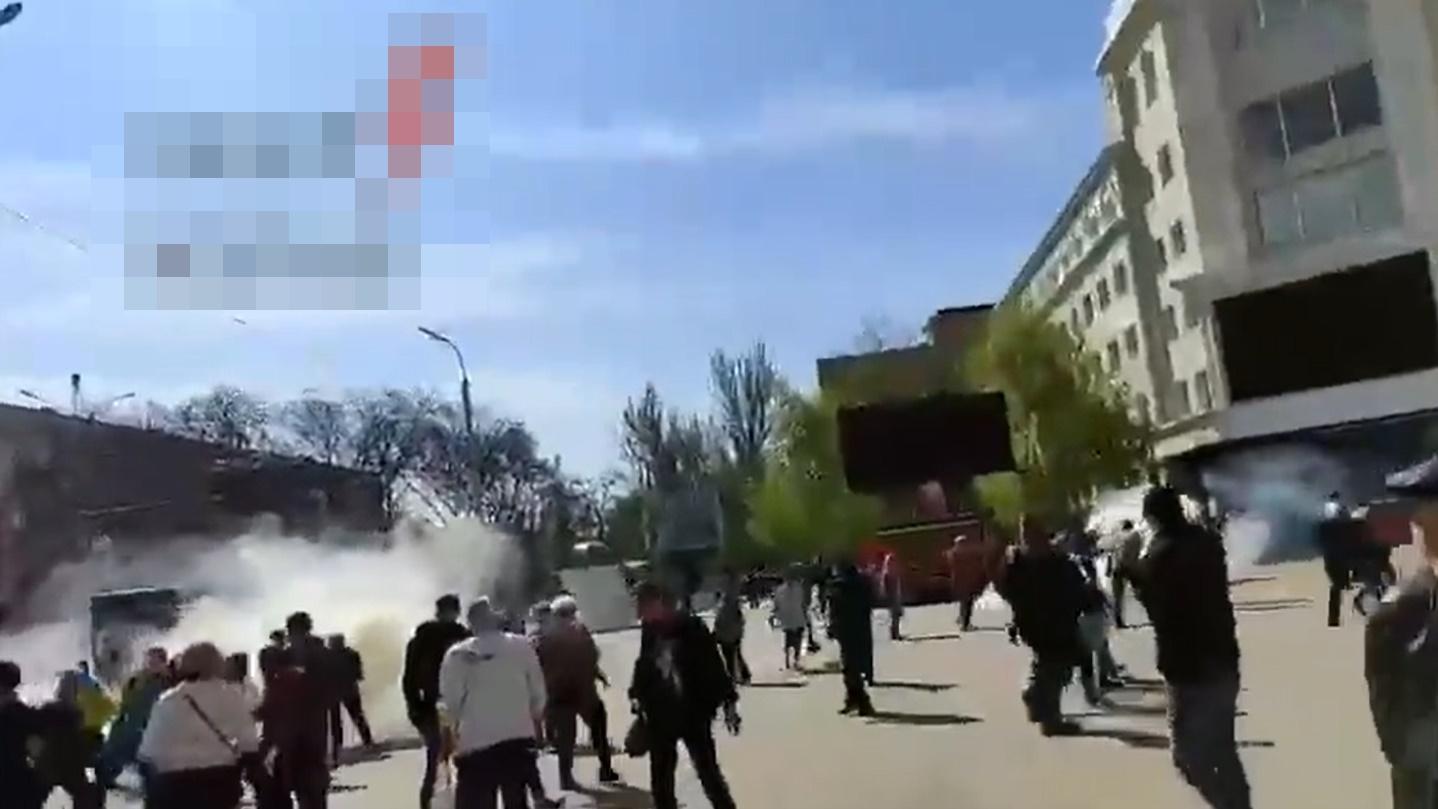 赫爾松民眾示威抗議俄入侵,俄軍發催淚彈驅散。(Twitter)