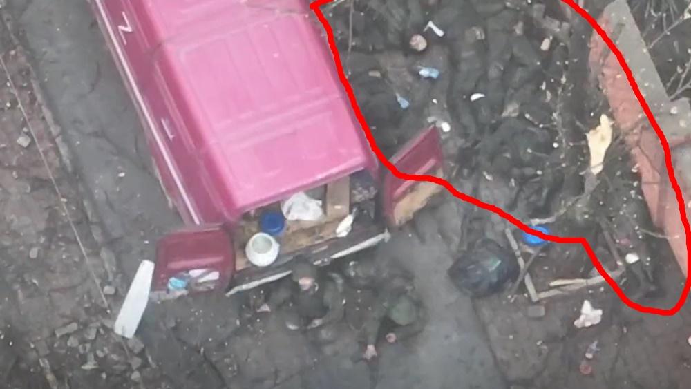 影片結尾見車旁有至少7名俄兵躺在地上,另外有士兵從車底爬出。(Twitter)