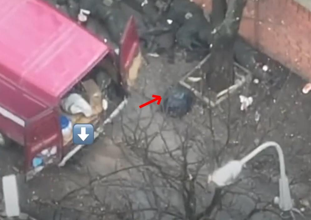 慢鏡可見車底俄兵烏軍手榴彈拋出。(Twitter)