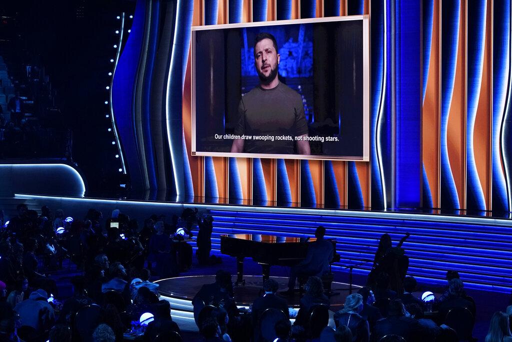 澤連斯基現身格林美音樂頒獎典禮,呼籲業內頂尖人士以音樂支持烏克蘭。