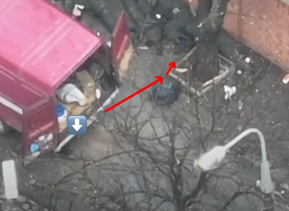 手榴彈反彈滾向隊友。(Twitter)