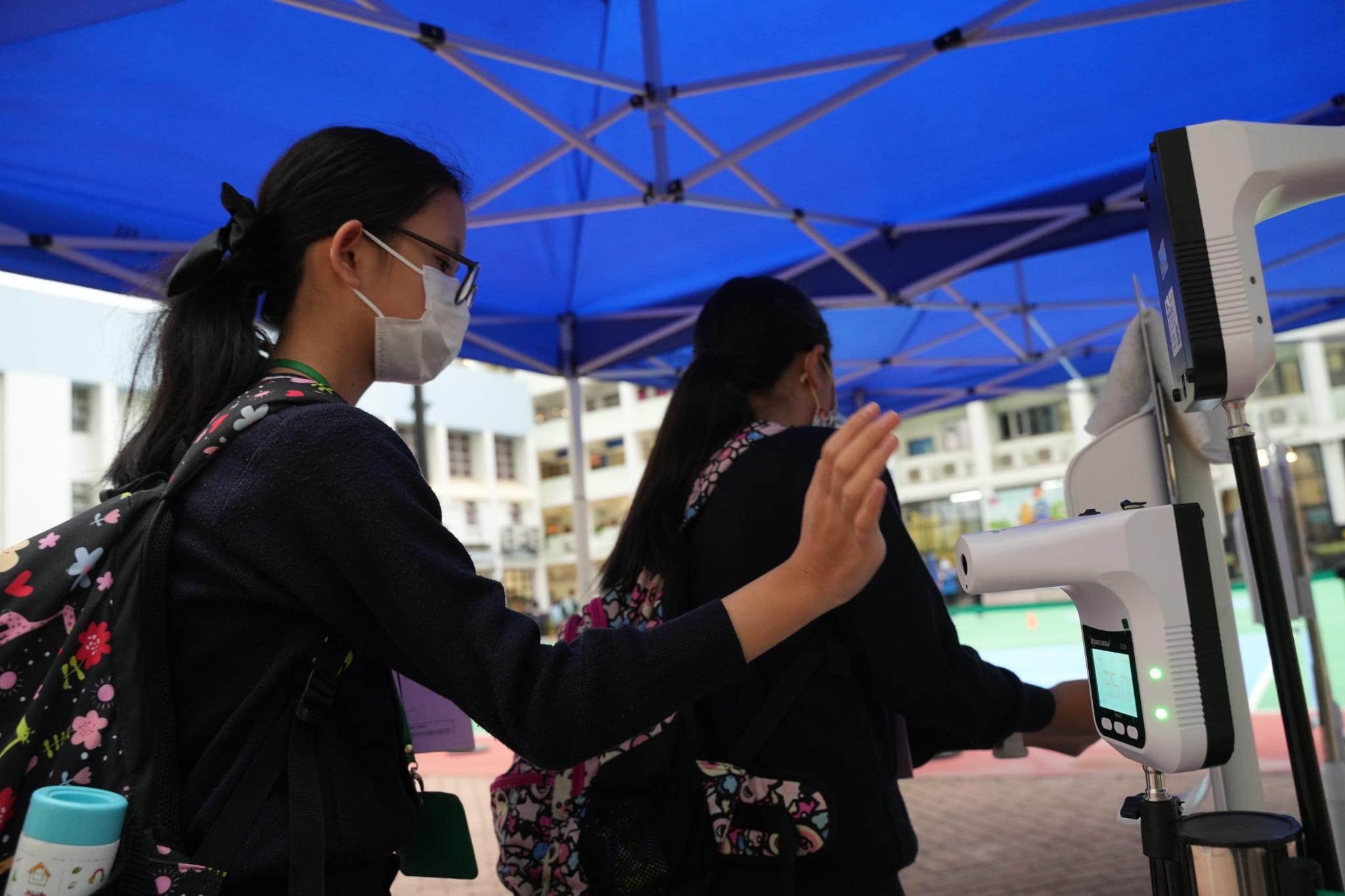 學生入校園前需要探熱。(陳奕釗攝)