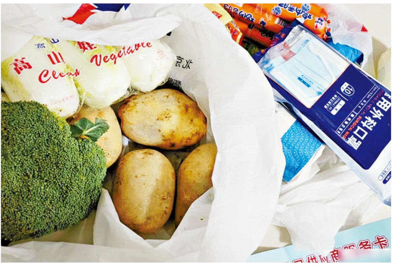 又Omicron|全市70人染疫12區強檢 北京多家超市菜架掃空