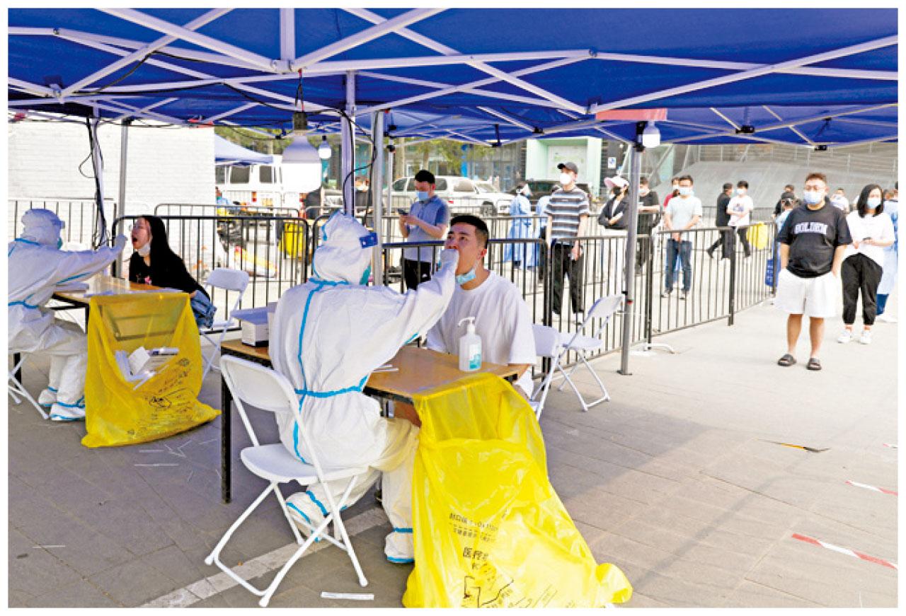 又Omicron|全市70人染疫12區強檢 北京多家超市菜架掃空