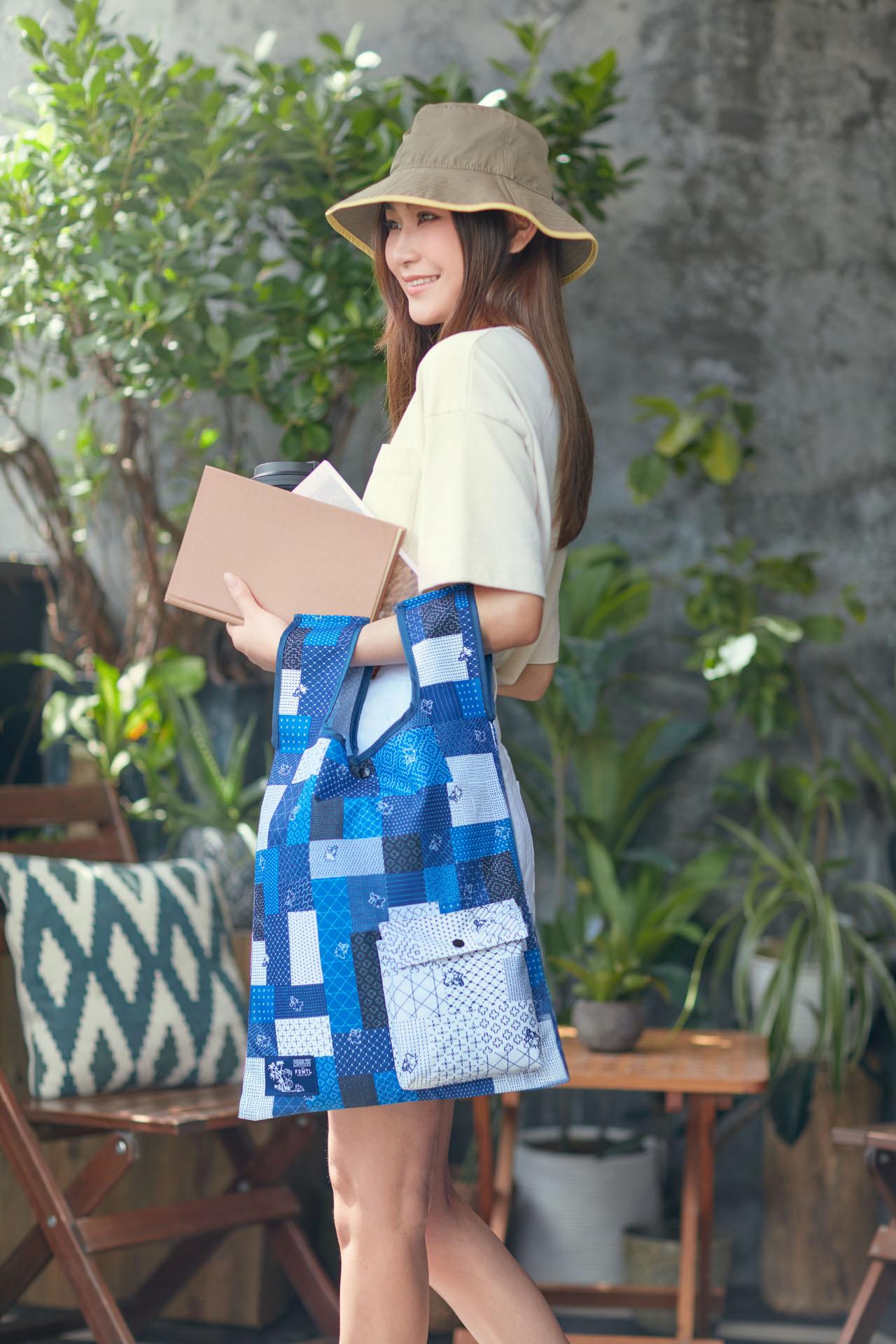 CHARLIE BROWN:背心型環保袋容量大且質地厚實並以深淺藍白色拼布,附有白色小袋連啪鈕,除了可存放收據、印花外, 亦可將環保袋摺疊好並收納於小袋內。