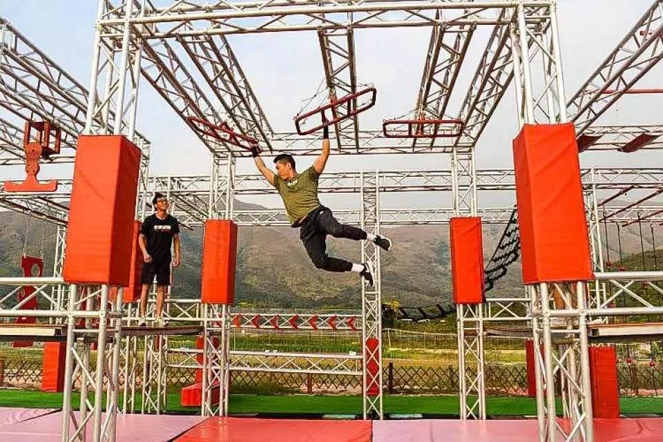 全場設有遊樂級、體能挑戰級、巔峰競賽級等3個不同難度關卡