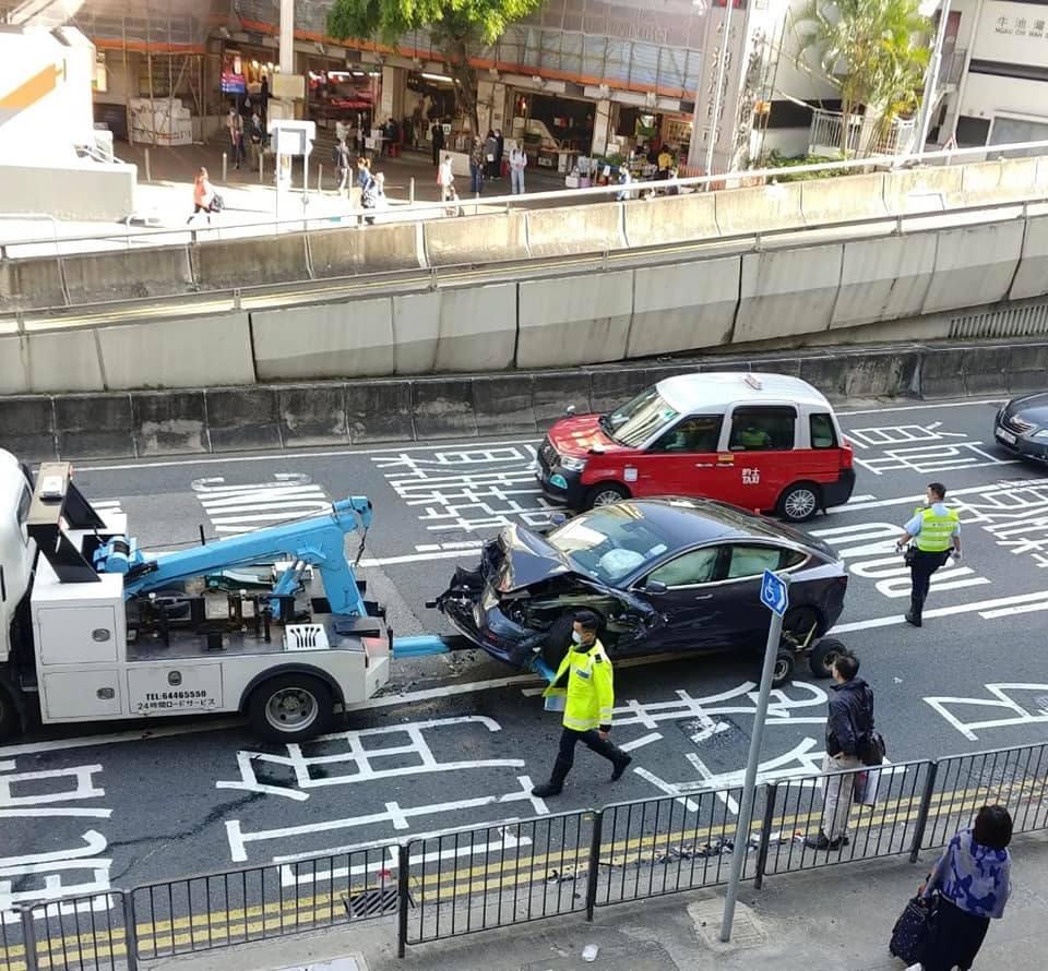 事後涉事Tesla被拖走。(突發事故報料區@fb圖)
