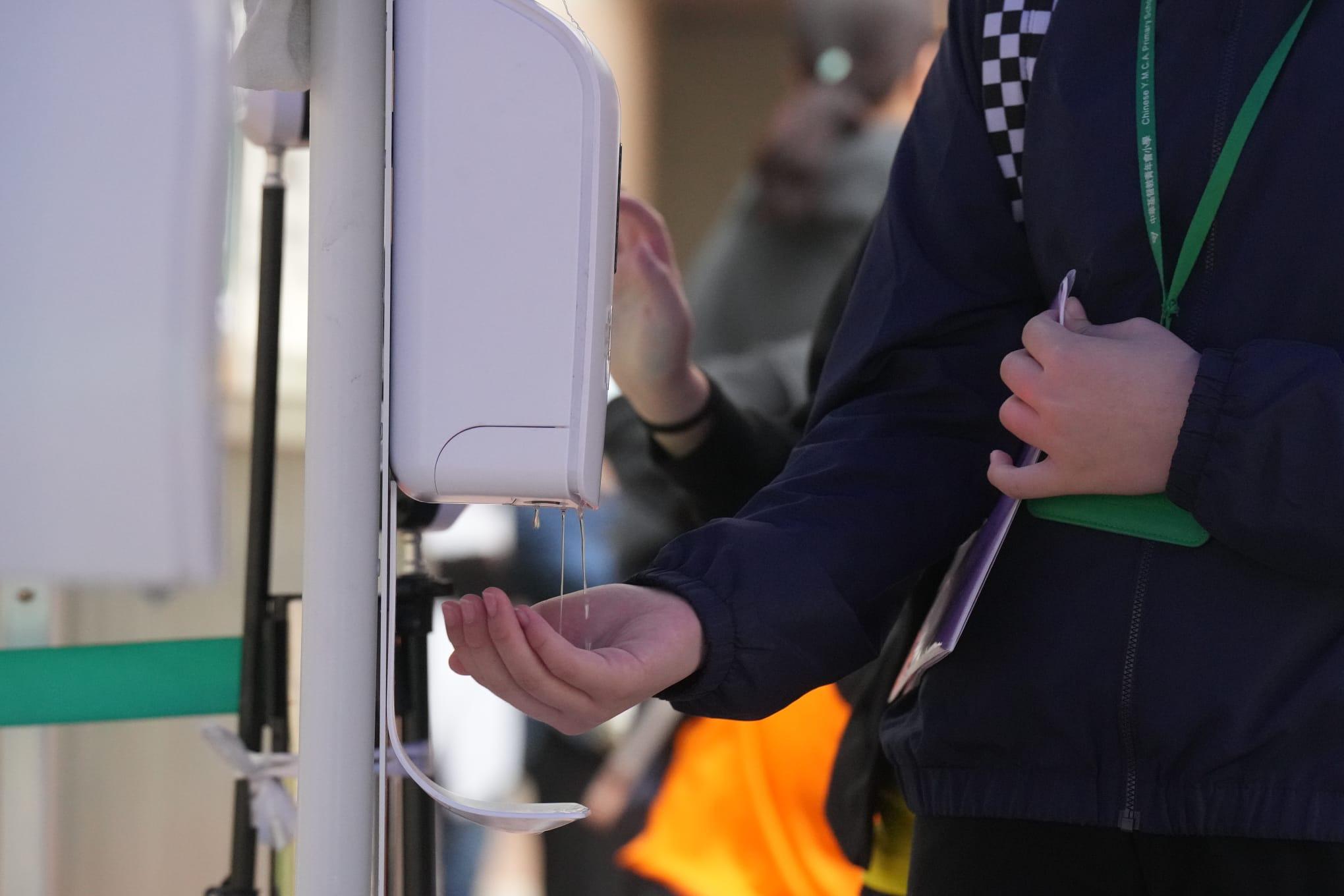 在元朗區一間小學,校方安排潔手機,讓學生洗清雙手。