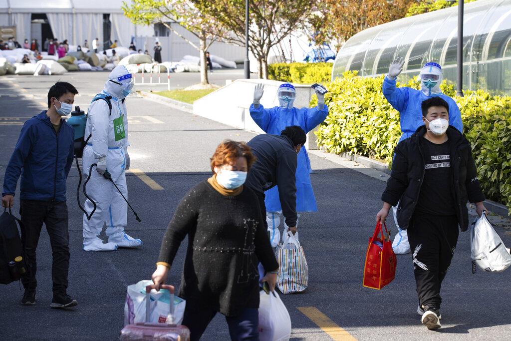 上海疫情稍為回落,昨日增逾2.3萬本土個案。(新華社圖片)