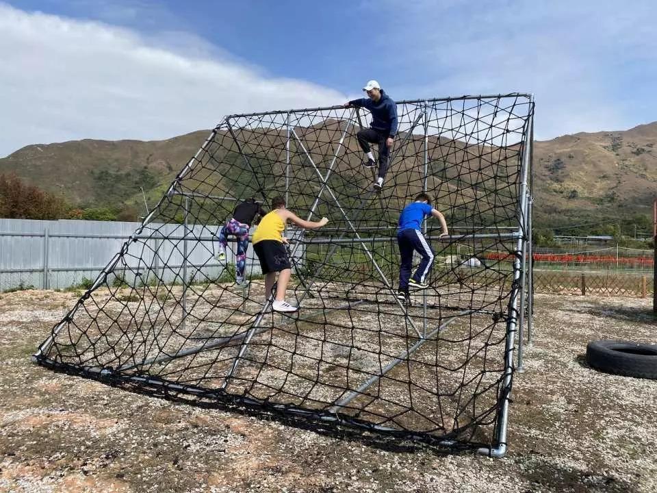 全場設有遊樂級、體能挑戰級、巔峰競賽級等3個不同難度關卡