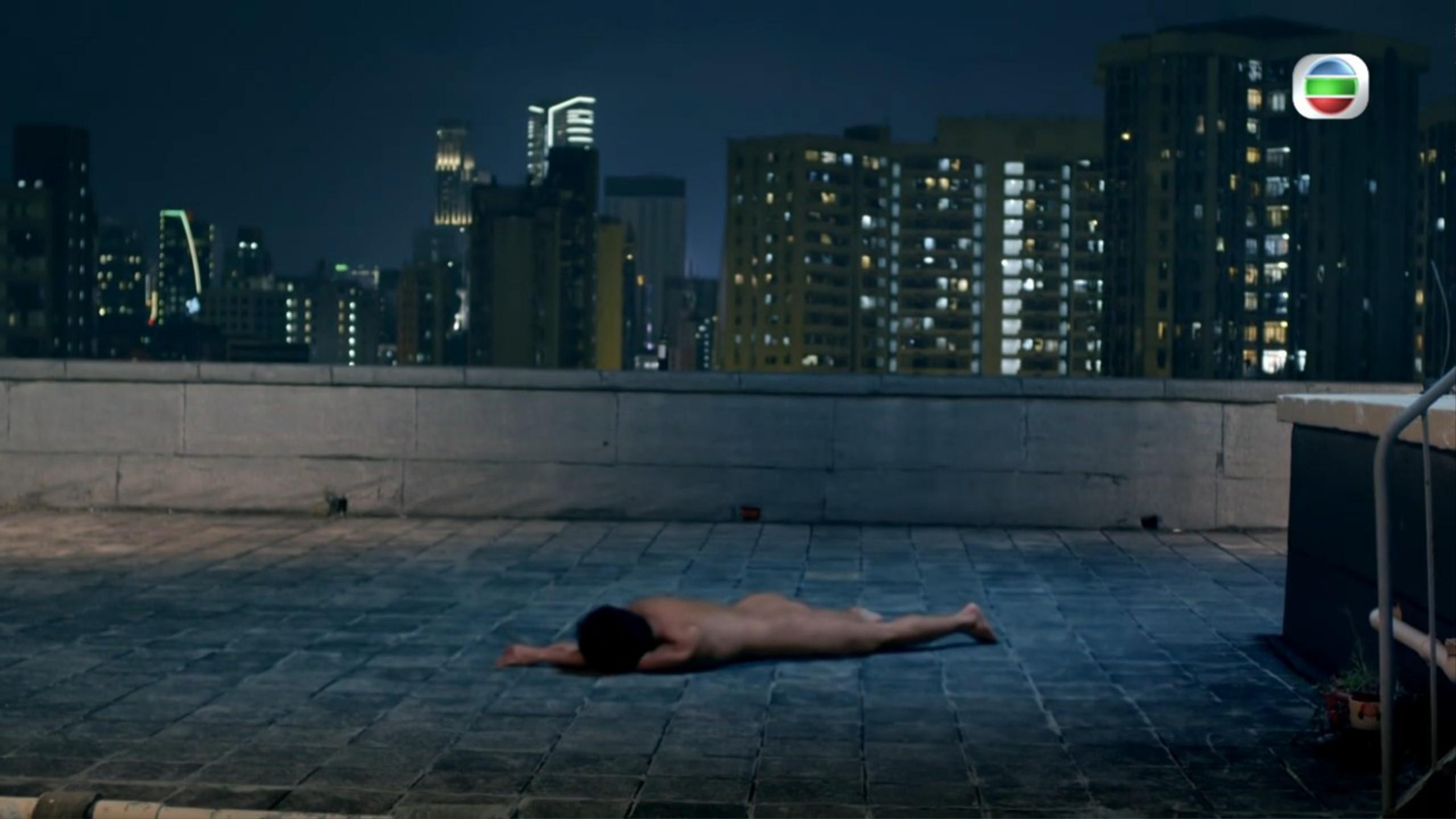 陳山聰全裸演出。