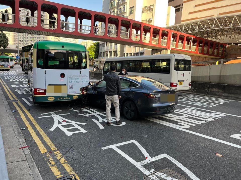 涉事司機在現場等待救援。(突發事故報料區@fb圖)