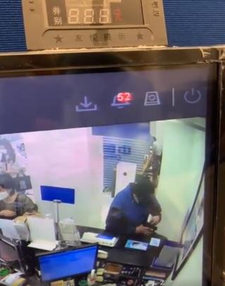 持槍漢劫旺角銀行掠走萬元 警接報圍捕劫匪 (有片)