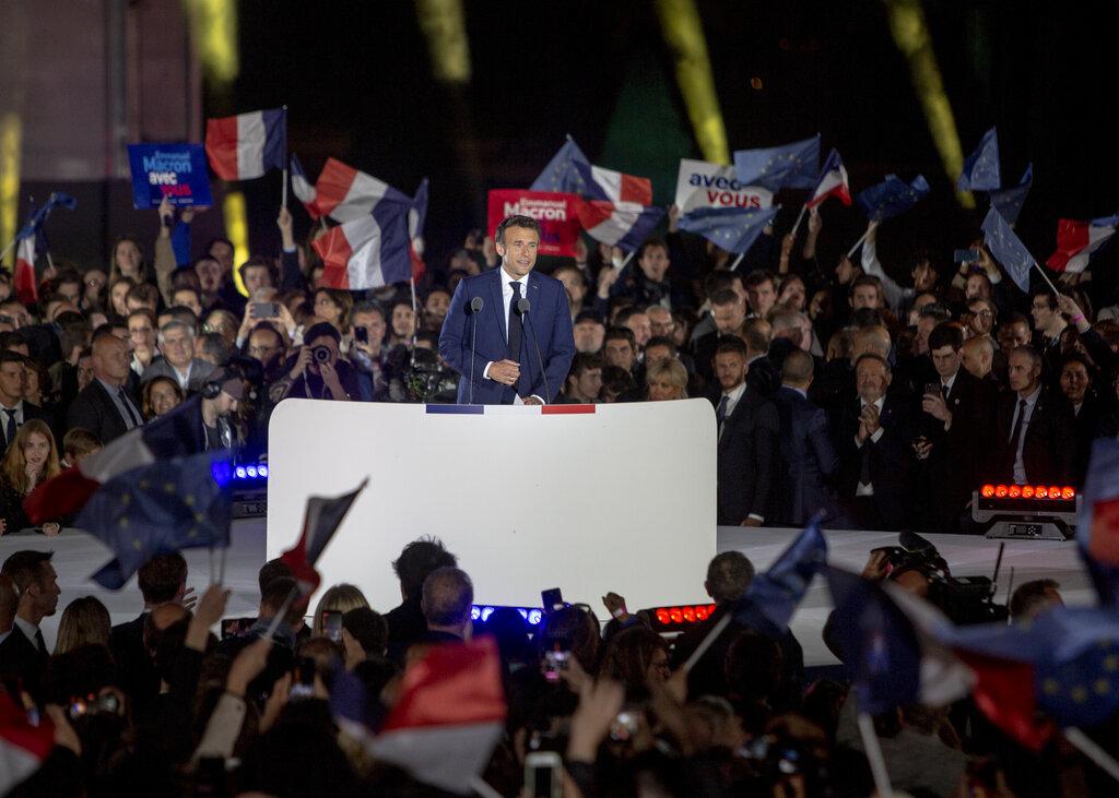 馬克龍知道大選結果後,在太太陪同下到巴黎艾菲爾鐵塔下的戰神廣場公園發表勝利演說。(美聯社圖)