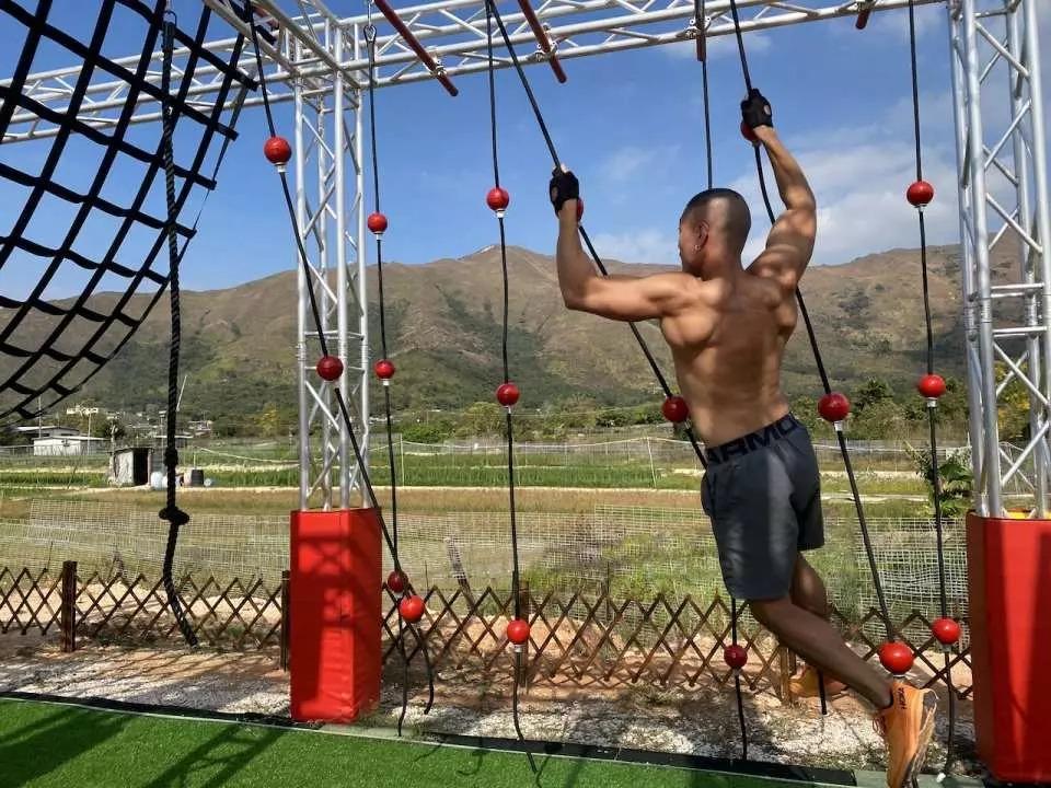 全場設有遊樂級、體能挑戰級、巔峰競賽級等3個不同難度關卡