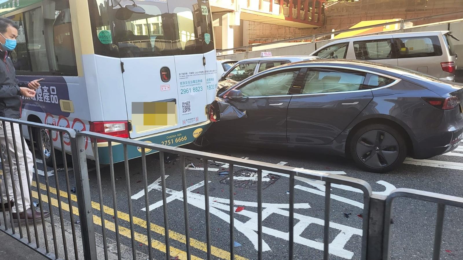 涉事Tesla左邊車頭撞及小巴車尾。(突發事故報料區@fb圖)