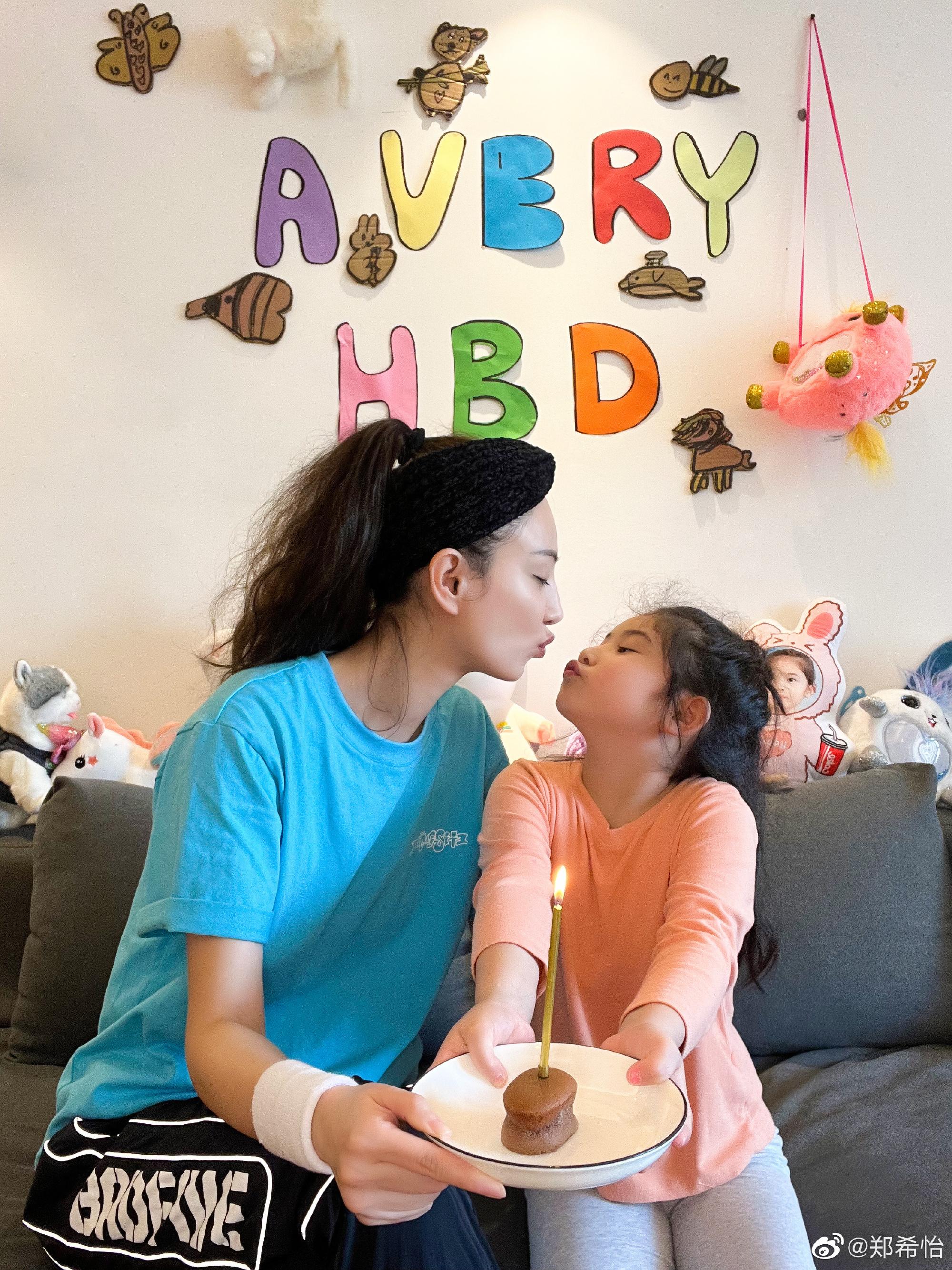 鄭希怡簡單與囡囡慶祝。