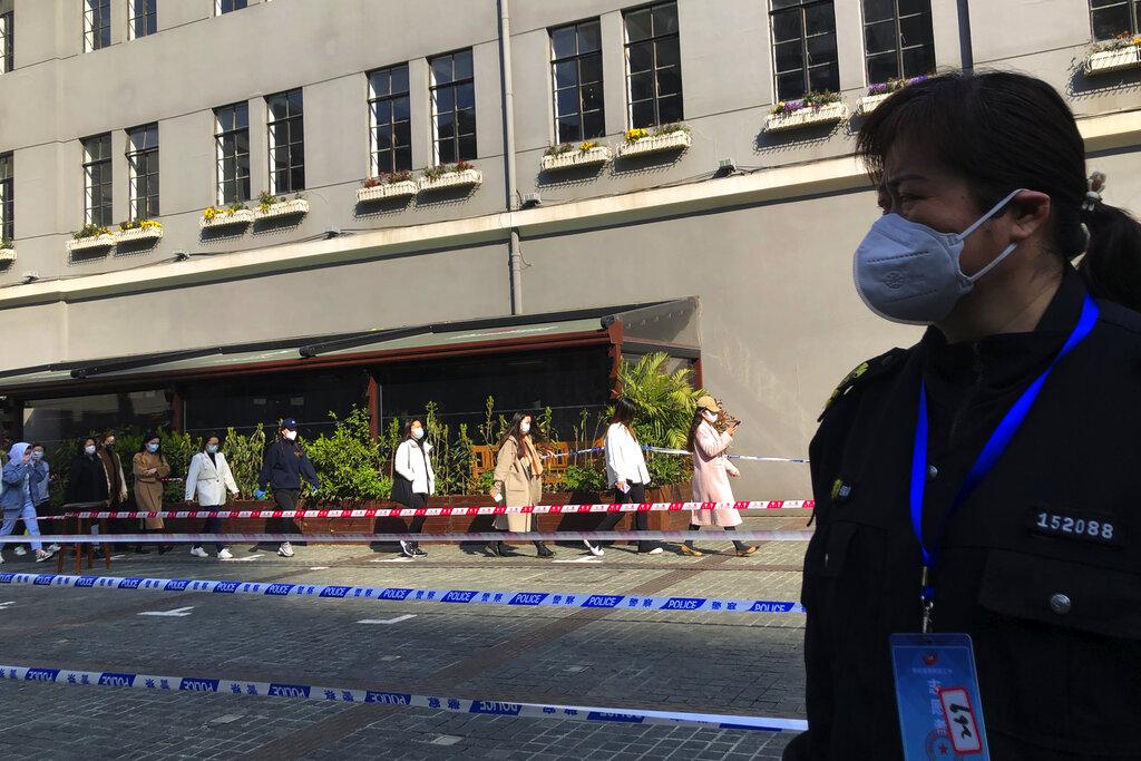 上海市民排隊做檢測。(美聯社圖)