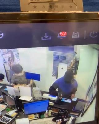 持槍漢劫旺角銀行掠走萬元 警接報圍捕劫匪 (有片)