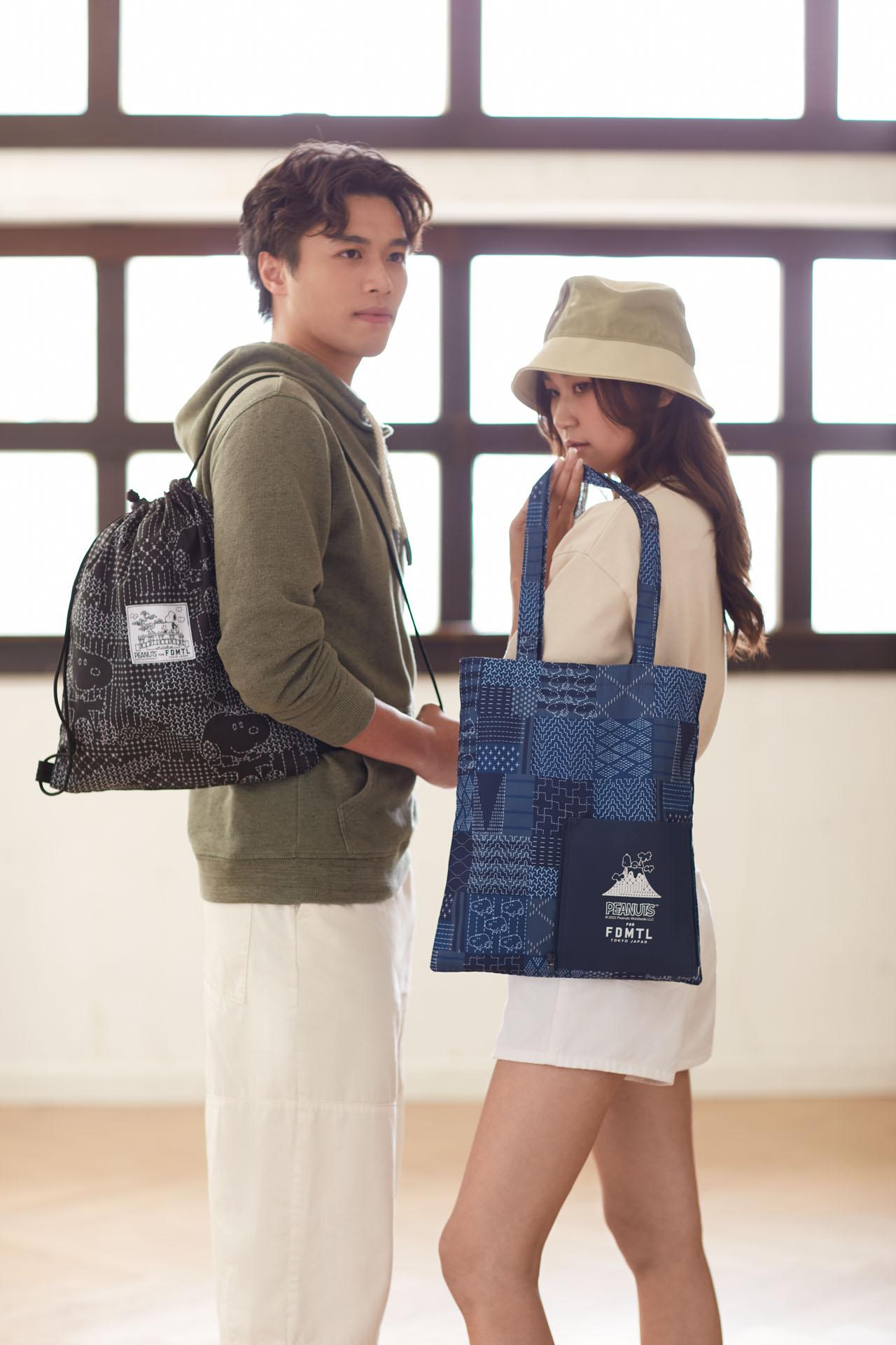 FUJI SNOOPY(右):輕薄的藍調TOTE BAG可放手提電腦及A4文件夾等,外袋物料為PU物料,印上Snoopy及象徵日本的富士山圖案,捲起及拉上拉鍊更可摺疊收納。 SNOOPY ON BRIDGE(左):黑色背囊印有簡約Snoopy白色線條設計,背囊連索繩,可以調較肩帶長度,適合不同身高人士。