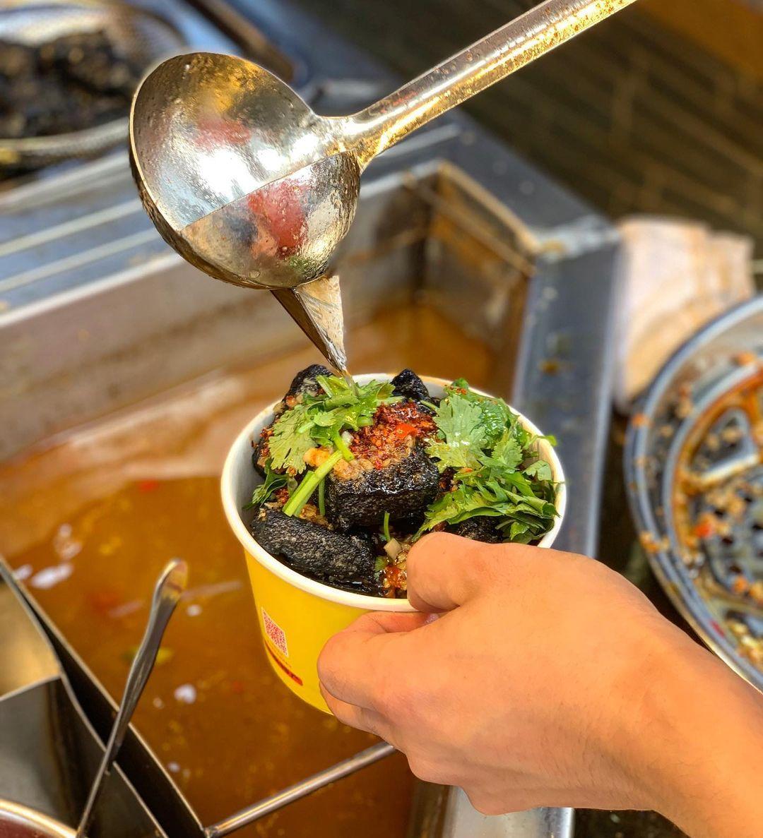 黑色的長沙臭豆腐。(相片來源:instagram:fatboyfitgirl_macau)