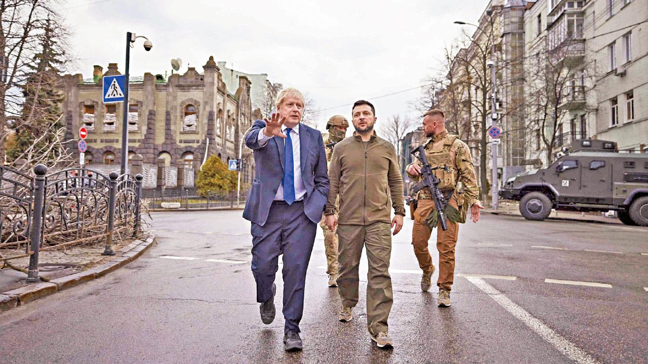 俄烏局勢|「烏克蘭人是新英雄」約翰遜突訪基輔晤澤連斯基