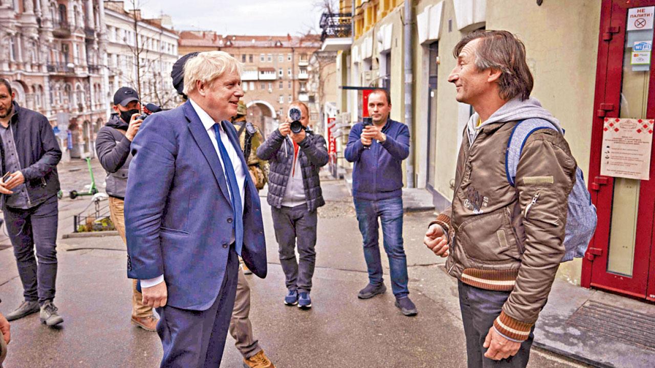 俄烏局勢|「烏克蘭人是新英雄」約翰遜突訪基輔晤澤連斯基