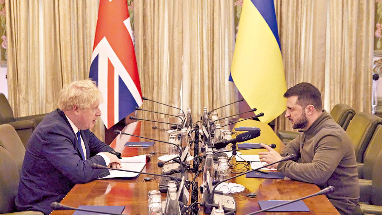 俄烏局勢|「烏克蘭人是新英雄」約翰遜突訪基輔晤澤連斯基