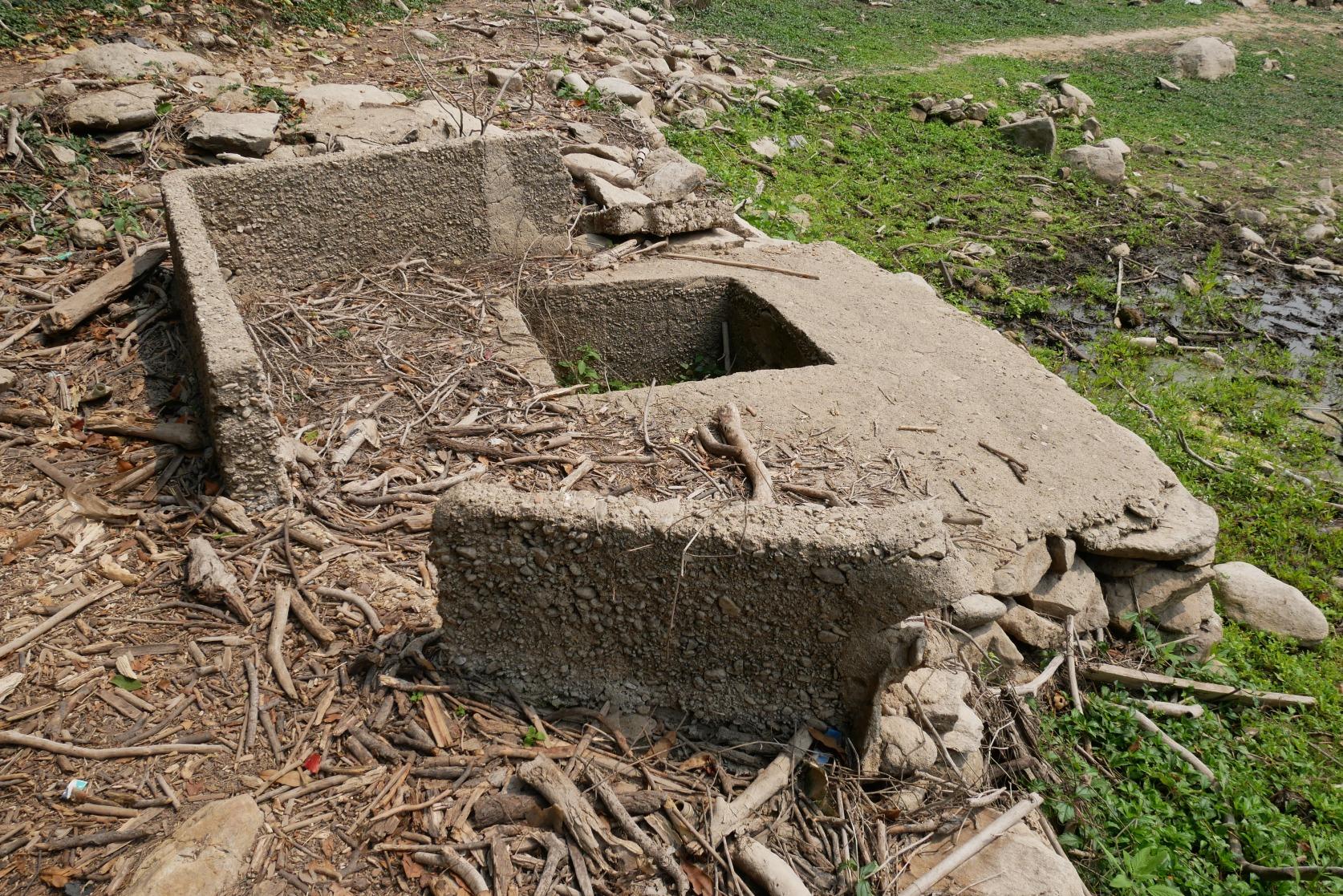 當水塘水位下降,可看到一些建築物殘骸,是因興建水塘而需要遷移的村落遺跡。