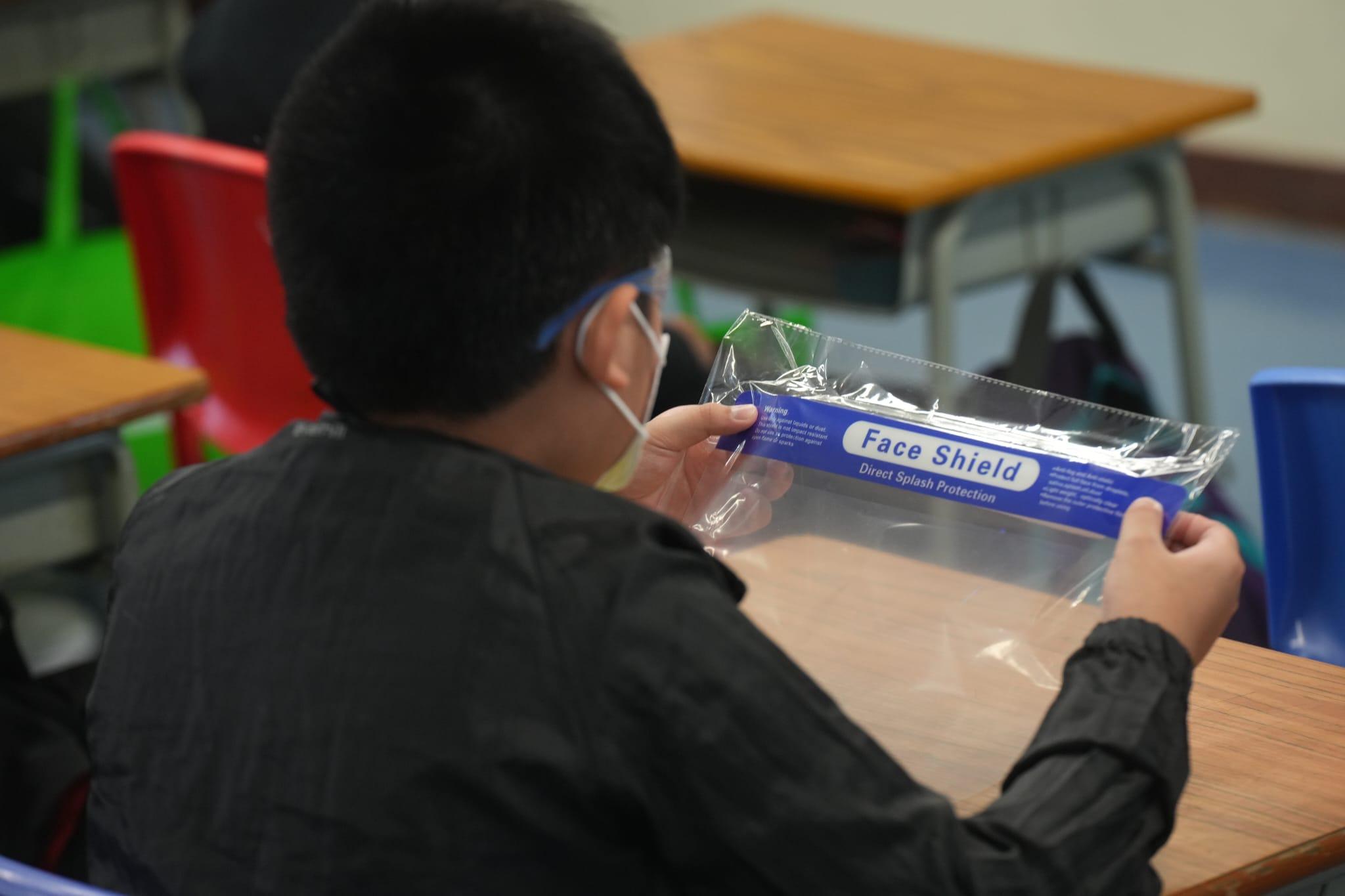 老師向學生派發面罩。(陳奕釗攝)