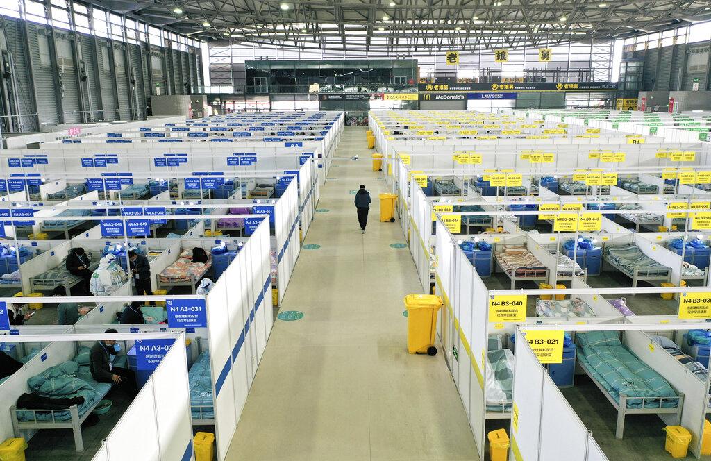 上海現時加緊興建方艙醫院,圖示國家會展中心改建的方艙醫院,預計可額外提供超過4萬個床位。(新華社圖)