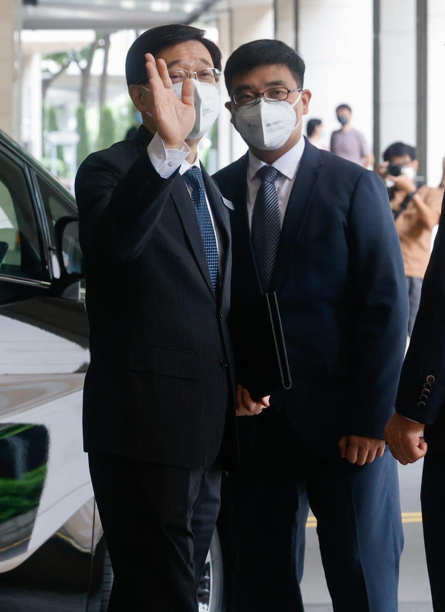 李家超今日抵達展城館,遞交提名表格參選特首。(資料圖片)