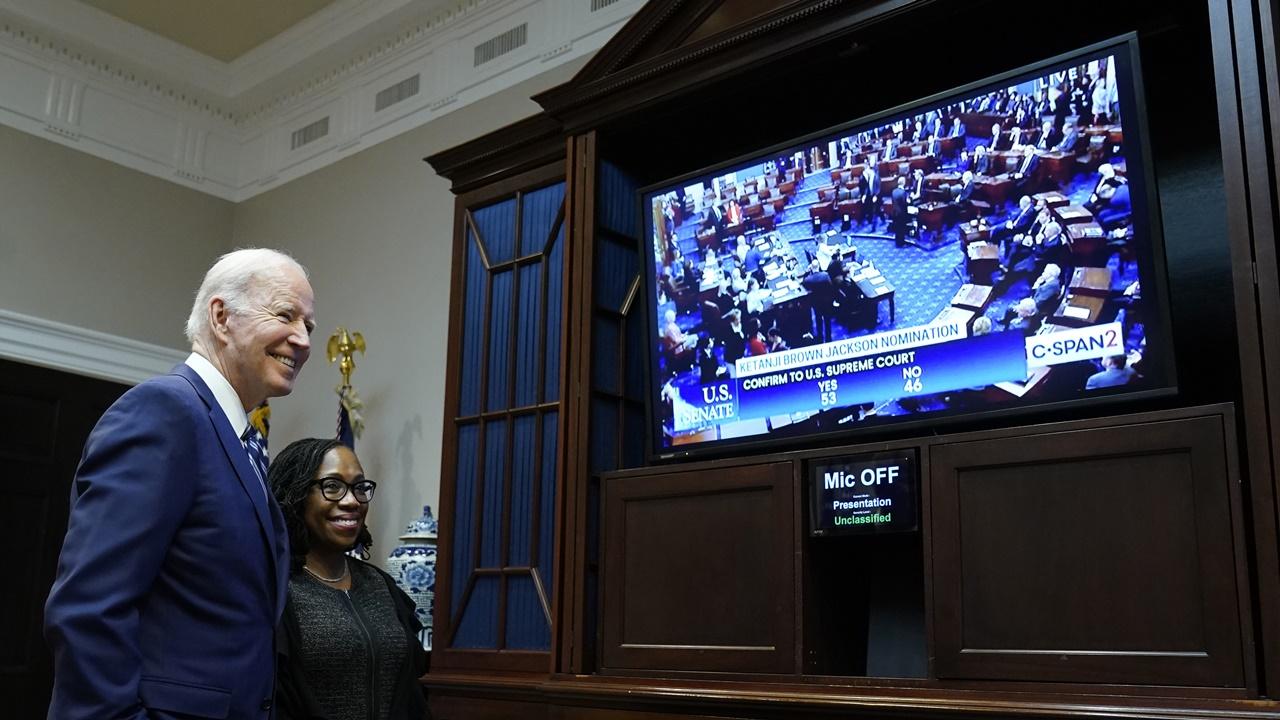 傑克遜與總統拜登在白宮觀看參議員投票情況。(AP)