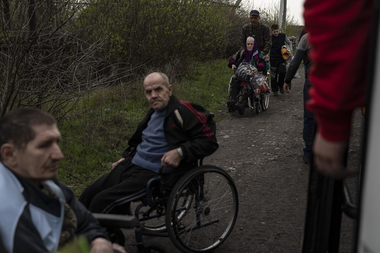 義工協助頓涅茨克長者撤離。(AP)