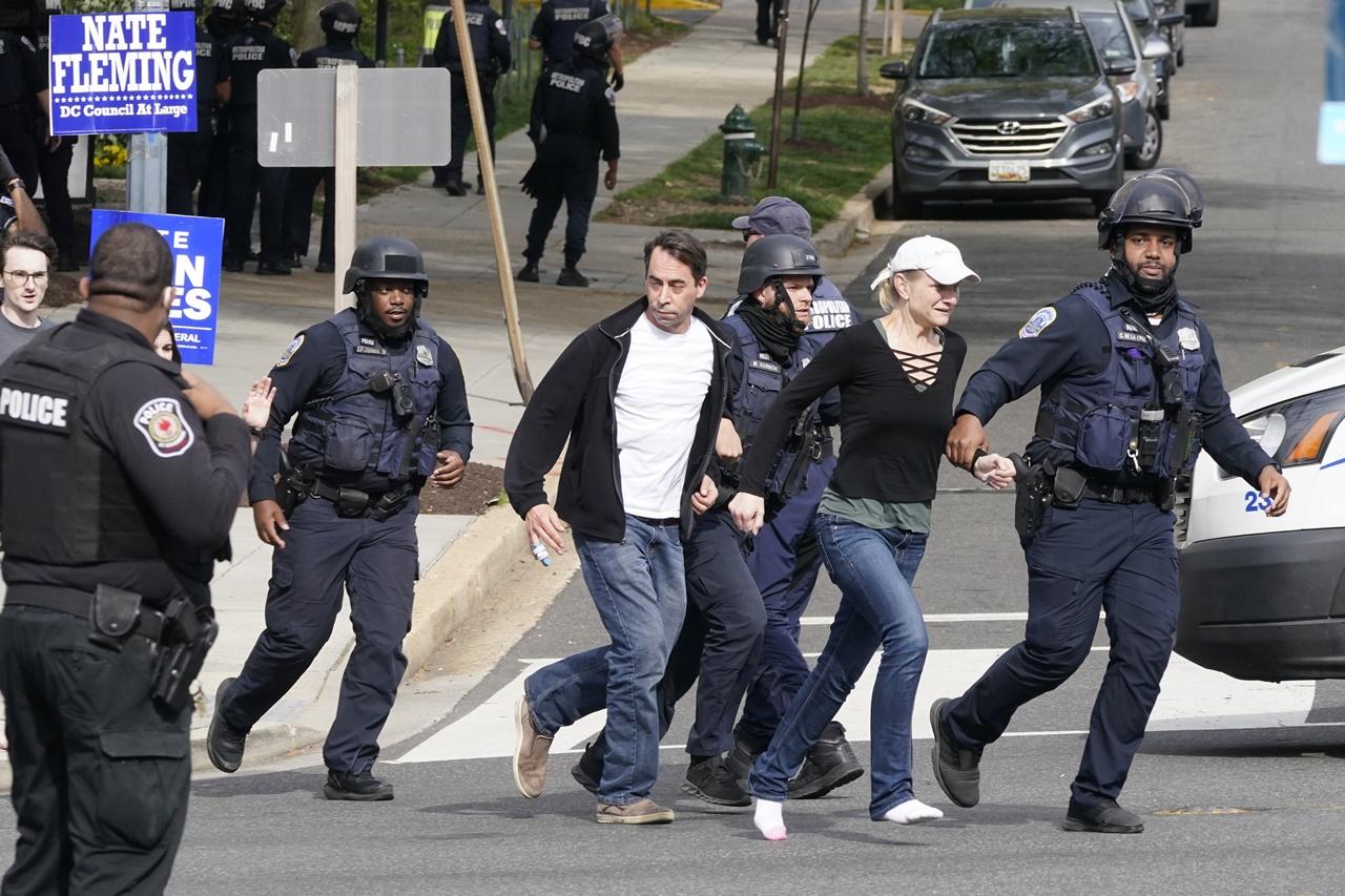 警方在槍響後隨即把附近的名校Edmund Burke School暫時封鎖,護送學生到校外安全地點。(AP)