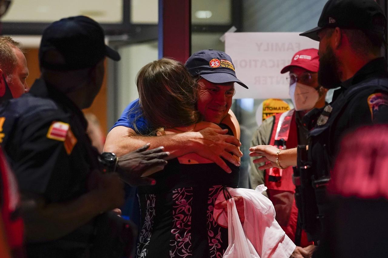 警方在槍響後隨即把附近的名校Edmund Burke School暫時封鎖,護送學生到校外安全地點。(AP)