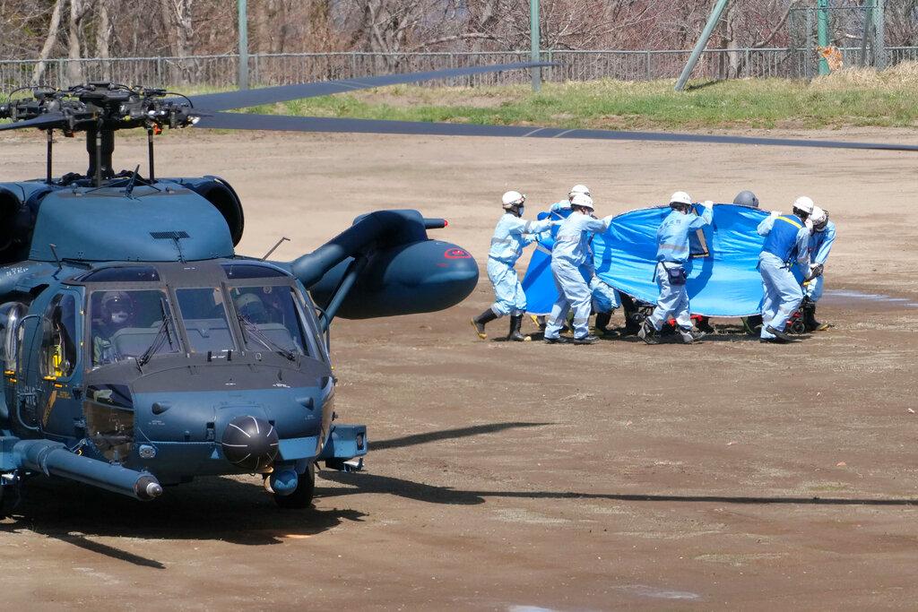 當局將在事發水域找到的人送抵北海道斜里町。(美聯社)