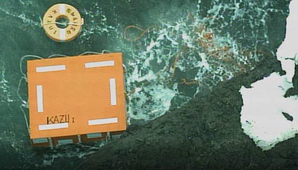 搜救隊在現場水域架起救援浮台。(美聯社)