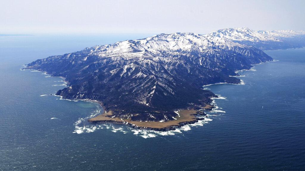 消息指海底地勢不平,最深可達100米,故日方派出測量船協助尋找。(美聯社)