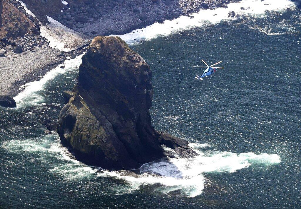 日本海上保安廳繼續派員搜救。(美聯社)