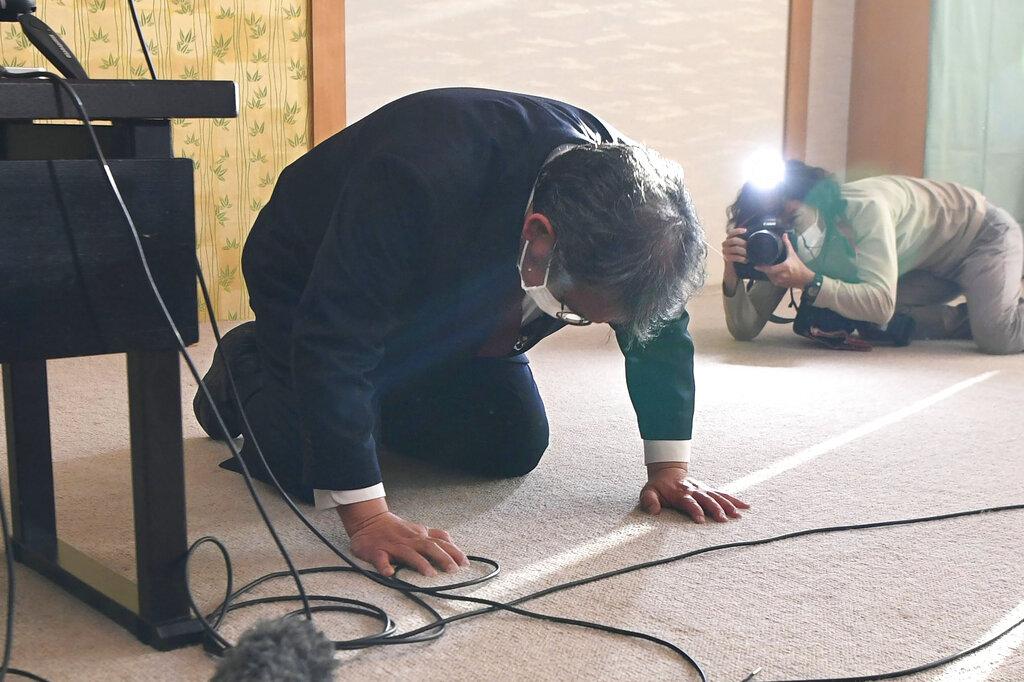 觀光船公司社長昨日出席記者會跪地道歉。(美聯社)