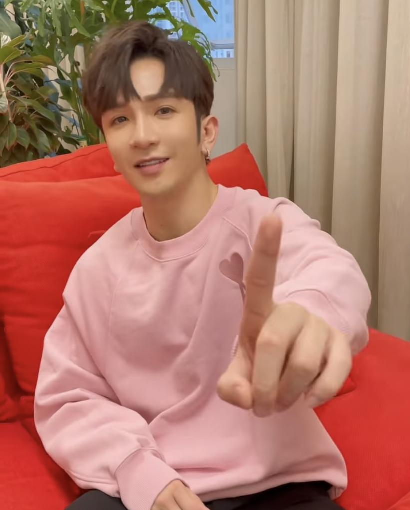 Anson Lo特地拍短片請神徒笑一下。